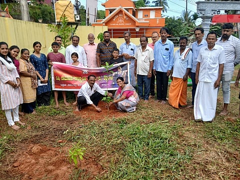   ಕಂಬೆರ್ಲಕಲ ನಂದನಪುರದಲ್ಲಿ ನಡೆದ ‘ರಿಷಿ ಹಸಿರು ಹಬ್ಬದಲ್ಲಿ ಹಲವು ಬಗೆಯ ಹಣ್ಣಿನ ಗಿಡಗಳನ್ನು ನೆಡಲಾಯಿತು. ವೀಣಾ ಕುಲಾಲ್,  ಶಂಕರ ಶೆಟ್ಟಿ ನಂದನಕೆರೆ,  ಶ್ರೀನಿವಾಸ ದುಗ್ಗನಬೆಟ್ಟು, ಪುರುಷೋತ್ತಮ ಪೂಜಾರಿ ಮೊದಲಾದವರಿದ್ದರು.