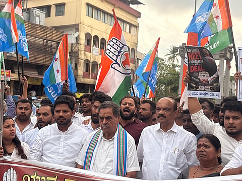 ನೀಟ್ ಪ್ರಶ್ನೆ ಪತ್ರಿಕೆ ಸೋರಿಕೆ ಕೇಂದ್ರದ ವೈಫಲ್ಯದ ವಿರುದ್ಧ ಜಿಲ್ಲಾ ಯುವ ಕಾಂಗ್ರೆಸ್ ನೇತೃತ್ವದಲ್ಲಿ ನಡೆದ ಪ್ರತಿಭಟನೆಯಲ್ಲಿ ಇಬ್ರಾಹೀಂ ನವಾಝ್, ಬಿ.ರಮಾನಾಥ ರೈ,  ಕೆ.ಹರೀಶ್ ಕುಮಾರ್,   ಅಪ್ಪಿ, ಲಾರೆನ್ಸ್ ಡಿಸೋಜ, ಸುಹಾನ್ ಆಳ್ವ ಮೊದಲಾದವರಿದ್ದರು. 