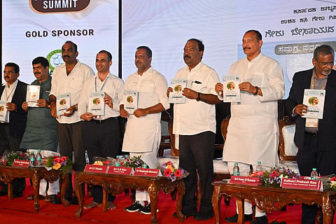 ಸಮಾರಂಭದಲ್ಲಿ ಗೇರು ಬೇಸಾಯದ ಸಮಗ್ರ ವರದಿ ಒಳಗೊಂಡ ಪುಸ್ತಕ ಬಿಡುಗಡೆಗೊಳಿಸಲಾಯಿತು.