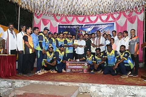 ಕ್ರಿಕೆಟ್ ಪಂದ್ಯಾವಳಿಯಲ್ಲಿ ಪ್ರಥಮ ಸ್ಥಾನ ಪಡೆದ ಮಂಗಳೂರು ಸೆಂಟ್ರಲ್ ರೈಲ್ವೆ ನಿಲ್ದಾಣ ಟ್ಯಾಕ್ಸಿ ಚಾಲಕರ ತಂಡಕ್ಕೆ ಮೋನಪ್ಪ ಭಂಡಾರಿ ಹಾಗೂ ಇತರ ಅತಿಥಿಗಳು ಬಹುಮಾನ ವಿತರಿಸಿದರು.