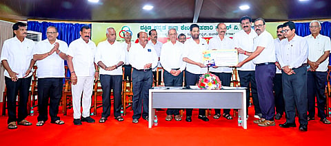  ಬ್ಯಾಂಕಿನ ಸಿಬ್ಬಂದಿಗಳ ಪರವಾಗಿ ಮುಖ್ಯ ಕಾರ್ಯನಿರ್ವಹಣಾಧಿಕಾರಿ ಕೆ. ಗೋಪಾಲಕೃಷ್ಣ ಭಟ್ ಅವರು ಬ್ಯಾಂಕಿನ ಅಧ್ಯಕ್ಷ ಡಾ. ಎಂ.ಎನ್. ರಾಜೇಂದ್ರ ಕುಮಾರ್ ಅವರಿಂದ ಗಿಫ್ಟ್ ಕೂಪನ್ ಸ್ವೀಕರಿಸಿದರು. 