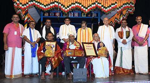ಹಿರಿಯ ಕಲಾವಿದ ಕೆ.ಎಚ್. ದಾಸಪ್ಪ ರೈ ಅವರಿಗೆ ಭ್ರಾಮರೀ ಯಕ್ಷಮಣಿ ಪ್ರಶಸ್ತಿ, ನೇಪಥ್ಯ ಕಲಾವಿದ ಮೋನಪ್ಪ ಗೌಡ ಹಾಗೂ ಮುಡಿಪು ಕುರ್ನಾಡಿನ ಶ್ರೀ ದತ್ತಾತ್ರೇಯ ಯಕ್ಷಗಾನ ಮತ್ತು ಭಜನಾ ಮಂಡಳಿಗೆ ಭ್ರಾಮರೀ ಯಕ್ಷಸೇವಾ ಪುರಸ್ಕಾರ ನೀಡಿ ಗೌರವಿಸಲಾಯಿತು.