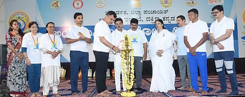್ಜಜಿಲ್ಲಾಡಳಿತದ ವತಿಯಿಂದ ಆಯೋಜಿಸಿದ ಅಂ.ರಾ. ಯೋಗ ದಿನಾಚರಣೆಯನ್ನು ಕ್ಯಾ.ಬ್ರಿಜೇಶ್ ಚೌಟ ಉದ್ಘಾಟಿಸಿದರು. ವೇದವ್ಯಾಸ ಕಾಮತ್, ದರ್ಶನ್ ಎಚ್.ವಿ. ಮೊದಲಾದವರಿದ್ದರು.