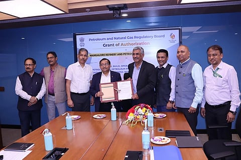 ಬೆಂಗಳೂರು ವಿಮಾನ ನಿಲ್ದಾಣಕ್ಕೆ ಎಂಆರ್‌ಪಿಎಲ್‌ನಿಂದ ಪ್ರತ್ಯೇಕ ಇಂಧನ ಪೈಪ್‌ಲೈನ್‌ಗೆ ಪಿಎನ್‌ಜಿಆರ್‌ಬಿ ಅನುಮೋದನೆ ಪತ್ರ ವಿತರಿಸಿತು. ಬಿ.ಎಚ್.ವಿ. ಪ್ರಸಾದ್ ಮೊದಲಾದವರಿದ್ದರು. 