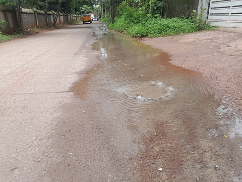 ಮ್ಯಾನ್‌ಹೋಲ್ ಉಕ್ಕಿ ರಸ್ತೆಯಲ್ಲೇ ಹರಿಯುತಿದೆ ಕೊಳಚೆ ನೀರು.