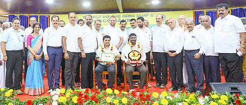   ಎಸ್‌ಸಿಡಿಸಿಸಿ ಬ್ಯಾಂಕ್ ಸಾಧನಾ ಪ್ರಶಸ್ತಿಯನ್ನು ದಕ್ಷಿಣ ಕನ್ನಡ ಸಹಕಾರಿ ನೌಕರರ ಸಹಕಾರ ಸಂಘಕ್ಕೆ ಸತತ 9ನೇ ಬಾರಿಗೆ ಸಂಘದ ಅಧ್ಯಕ್ಷ ಎಸ್. ಜಗದೀಶ್ಚಂದ್ರ ಅಂಚನ್ ಹಾಗೂ ಮುಖ್ಯ ಕಾರ್ಯನಿರ್ವಹಣಾಧಿಕಾರಿ ಸತೀಶ್ ಪೂಜಾರಿ ಅವರಿಗೆ ಪ್ರದಾನ ಮಾಡಲಾಯಿತು.