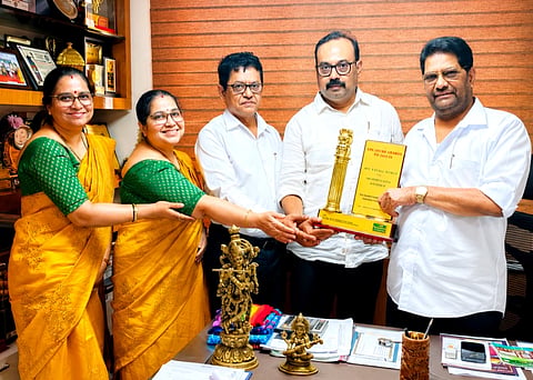 ಎಸ್‌ಸಿಡಿಸಿಸಿ ಬ್ಯಾಂಕಿನ ಉಪ ಮಹಾಪ್ರಬಂಧಕಿಯರಾದ ಶರ್ಮಿಳಾ ಗಡಿಯಾರ್ ಮತ್ತು  ವಿದ್ಯಾ ಕಾರ್ನಾಡ್ ಅವರು ಎಪಿವೈ ವಾರ್ಷಿಕ ಪ್ರಶಸ್ತಿಯನ್ನು ಸ್ವೀಕರಿಸಿದ್ದು, ಬ್ಯಾಂಕಿನ ಅಧ್ಯಕ್ಷ ಡಾ.ಎಂ.ಎನ್. ರಾಜೇಂದ್ರ ಕುಮಾರ್ ಅವರಿಗೆ ಹಸ್ತಾಂತರಿಸಿದರು.  ಗೋಪಾಲಕೃಷ್ಣ ಭಟ್ ,  ಸುನಿಲ್ ಕುಮಾರ್ ಹೊಳ್ಳ ಉಪಸ್ಥಿತರಿದ್ದರು.