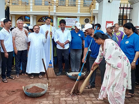 ಬೋಂದೆಲ್ ಚರ್ಚ್‌ನಲ್ಲಿ ನಡೆದ ಸ್ವಚ್ಛತಾ ಅಭಿಯಾನದಲ್ಲಿ ಫಾ.ಬಾಸಿಲ್ ವಾಸ್, ಫಾ.ಲಾರೆನ್ಸ್ ಕುಟಿನ್ಹಾ, ಪ್ರಶಾಂತ್ ಪೈ, ಸಂದೀಪ್, ಸುಜಾತ ಮಾರ್ಲ ಮೊದಲಾದವರಿದ್ದರು.