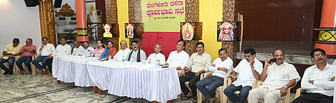 ಮಂಗಳೂರು ದಸರಾ ಮಹೋತ್ಸವ ಅಂಗವಾಗಿ ನಡೆದ ಪೂರ್ವಭಾವಿ ಸಭೆಯಲ್ಲಿ ಪದ್ಮರಾಜ್ ಆರ್. , ಹರಿಕೃಷ್ಣ ಬಂಟ್ವಾಳ್ ,ಜೈರಾಜ್ ಎಚ್. ಸೋಮ್‌ಸುಂದರ್, ಟ್ರಸ್ಟಿಗಳಾದ ಸಂತೋಷ್ ಜೆ. ಪೂಜಾರಿ, ಕೃತಿನ್ ಡಿ. ಅಮೀನ್ ಉಪಸ್ಥಿತರಿದ್ದರು.