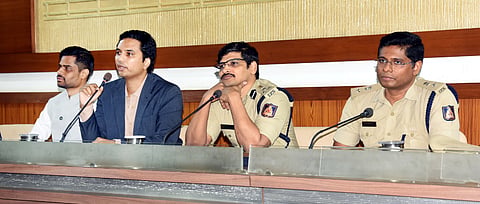 ಜಿಲ್ಲಾಧಿಕಾರಿ ದರ್ಶನ್ ಎಚ್.ವಿ. ಅಧ್ಯಕ್ಷತೆಯಲ್ಲಿ ಜಿಲ್ಲಾ ಮಟ್ಟದ ದಲಿತ ಕುಂದು ಕೊರತೆ ಸಭೆ ನಡೆಯಿತು. ಡಾ.ಅರುಣ್ ಕೆ., ಸುಧೀರ್ ಕುಮಾರ್ ರೆಡ್ಡಿ, ರಾಹುಲ್ ರತ್ನ ಪಾಂಡೆ ಮೊದಲಾದವರಿದ್ದರು.