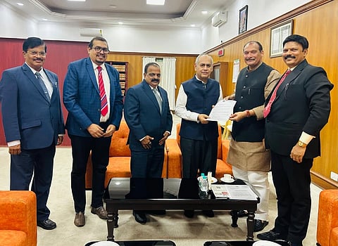 ಹೈಕೋರ್ಟ್ ಕರಾವಳಿ ಸಂಚಾರಿ ಪೀಠ ಸ್ಥಾಪನೆ ಹೋರಾಟ ಸಮಿತಿ ನಿಯೋಗ ಹೈಕೋರ್ಟ್‌ನ ಮಾನ್ಯ ಮುಖ್ಯ ನ್ಯಾಯಮೂರ್ತಿ ಜಸ್ಟಿಸ್ ವಿಭು ಬಕ್ರು ಅವರನ್ನು ಭೇಟಿ ಮಾಡಿತು. ಐವನ ಡಿಸೋಜ, ಜಗದೀಶ್ ಶೇಣವ, ರೊನಾಲ್ಡ್ ಪ್ರವೀಣ್ ಮೊದಲಾದವರಿದ್ದರು.