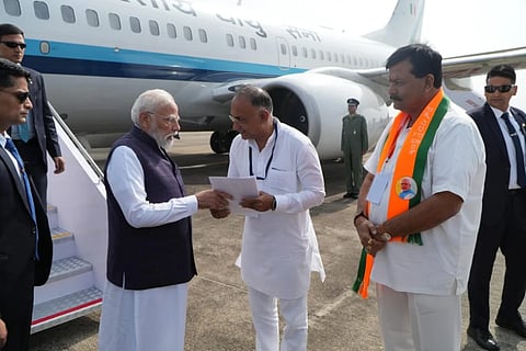   ಸಚಿವ ದಿನೇಶ್ ಗುಂಡೂರಾವ್ ಅವರು ಪ್ರಧಾನಿ ನರೇಂದ್ರ ಮೋದಿ ಅವರಿಗೆ ಸಿಎಂ ಅವರ ಪರವಾಗಿ ಮನವಿ ಪತ್ರ ಸಲ್ಲಿಸಿದರು.