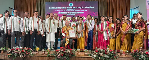 ಮರಾಟಿ ಮಹಿಳಾ ಸಂಭ್ರಮದಲ್ಲಿ ಎಚ್.ರಾಜೇಶ್ ಪ್ರಸಾದ್ ಅವರನ್ನು ಸನ್ಮಾನಿಸಲಾಯಿತು. ಡಾ.ಕೆ.ಸುಂದರ ನಾಯ್ಕ, ಕೆ.ರಾಮ ನಾಯ್ಕ, ಸುಂದರ ನಾಯ್ಕ ವಿಟ್ಲ ಮೊದಲಾದವರಿದ್ದರು.
