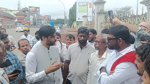 ಮನಪಾ ಆಯುಕ್ತ ರಾಹುಲ್ ರತ್ನಂ ಪಾಂಡೆ ಸಂಡೆ ಬಜಾರ್ ವ್ಯಾಪಾರ ಸ್ಥಳ ಹಾಗೂ ಬೀದಿ ಬದಿ ವ್ಯಾಪಾರ ವಲಯಕ್ಕೆ ಭೇಟಿ ನೀಡಿ, ಬೀದಿ ಬದಿ ವ್ಯಾಪಾರಿಗಳ ಅಹವಾಲು ಆಲಿಸಿದರು.