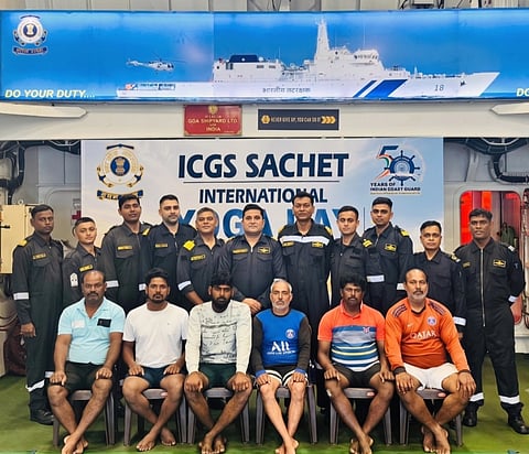 ರಕ್ಷಣಾ ಕಾರ್ಯದಲ್ಲಿ ಭಾಗಿಯಾದ ಕೋಸ್ಟ್‌ಗಾರ್ಡ್ ಸಿಬಂದಿ ಜತೆ ರಕ್ಷಿಸಲ್ಪಟ್ಟ ಮೀನುಗಾರರು.