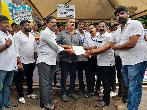   ಜಿಲ್ಲಾಡಳಿತದ ಪರವಾಗಿ ಉಪ ತಹಶೀಲ್ದಾರ್ ನವೀನ್ ಕುಮಾರ್ ಪ್ರತಿಭಟನಾಕಾರರಿಂದ ಮನವಿ ಸ್ವೀಕರಿಸಿದರು. ಆನಂದ ಕೆ., ರಮೇಶ್ ಕೋಟ್ಯಾನ್, ಪ್ರಮೋದ್ ಕುಮಾರ್ ಉಳ್ಳಾಲ್ ಮೊದಲಾದವರಿದ್ದರು.
