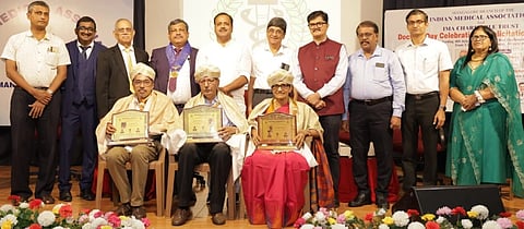 ಐಎಂಎ ರಾಷ್ಟ್ರೀಯ ವೈದ್ಯರ ದಿನಾಚರಣೆಯಲ್ಲಿ ಸಾಧಕ ವೈದ್ಯರಾದ ಡಾ.ಸುರೇಶ್ ವೈ.ವಿ., ಡಾ.ಕೆ.ಪಿ. ಶೆಣೈ, ಡಾ.ಮೀರಾ ರಾವ್ ಎ. ಅವರನ್ನು ಅಭಿನಂದಿಸಲಾಯಿತು.