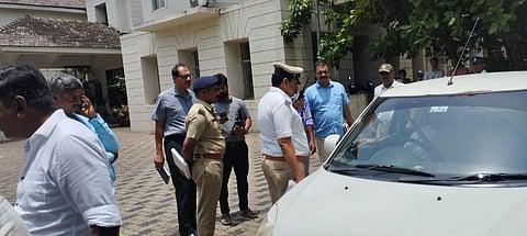 ಪೊಲೀಸ್ ಆಯುಕ್ತರ ಕಚೇರಿ ಆವರಣದಲ್ಲಿ ಪ್ಯಾನಿಕ್ ಬಟನ್ ಪರಿಶೀಲಿಸಿದರು.