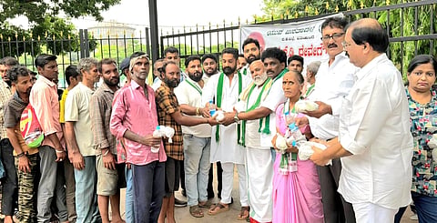  ಜಿಲ್ಲಾ ಯುವ ಜನತಾದಳದ ಜಿಲ್ಲಾಧ್ಯಕ್ಷ ಅಕ್ಷಿತ್ ಸುವರ್ಣ ಅವರ ನೇತೃತ್ವದಲ್ಲಿ ಮಾಜಿ ಪ್ರಧಾನಿ ಹೆಚ್.ಡಿ ದೇವೇಗೌಡರ ಜನ್ಮದಿನಾಚರಣೆ ಕಾರ್ಯಕ್ರಮ ಮಂಗಳೂರಿನಲ್ಲಿ ನಿರಾಶ್ರಿತರಿಗೆ ಊಟ ಹಂಚುವುದರ ಮುಖಾಂತರ ಆಚರಿಸಲಾಯಿತು.