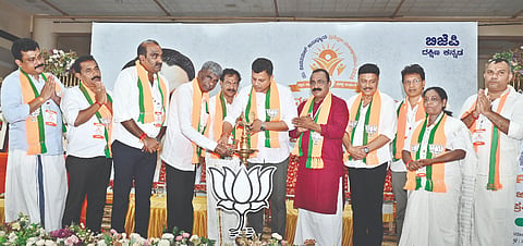  ಮಂಗಳೂರು ಸಂಘನಿಕೇತನದಲ್ಲಿ ಪ್ರಶಿಕ್ಷಣ ಮಹಾಭಿಯಾನವನ್ನು ಸಂಸದ ಕೋಟ ಶ್ರೀನಿವಾಸ ಪೂಜಾರಿ ಉದ್ಘಾಟಿಸಿದರು. ಸಂಸದ ಕ್ಯಾ.ಬ್ರಿಜೇಶ್ ಚೌಟ, ಬಿಜೆಪಿ ದ.ಕ. ಜಿಲ್ಲಾಧ್ಯಕ್ಷ ಸತೀಶ್ ಕುಂಪಲ, ಶಾಸಕರಾದ ರಾಜೇಶ್ ನಾಕ್, ಡಾ.ವೈ.ಭರತ್ ಶೆಟ್ಟಿ, ಭಾಗೀರಥಿ ಮುರುಳ್ಯ, ಯಶ್‌ಪಾಲ್ ಸುವರ್ಣ ಉಪಸ್ಥಿತರಿದ್ದರು.
