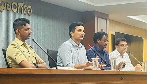 ಮಂಗಳೂರು ಮಹಾ ನಗರಪಾಲಿಕೆ ವ್ಯಾಪ್ತಿಯ ವಿಪತ್ತು ನಿರ್ವಹಣೆ ಕುರಿತ ಸಭೆಯ ಅಧ್ಯಕ್ಷತೆ ವಹಿಸಿ ಜಿಲ್ಲಾಧಿಕಾರಿ ದರ್ಶನ್ ಎಚ್.ವಿಅವರು ಮಾತನಾಡಿದರು.
