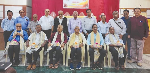 ಎಲ್‌ಐಸಿ ಪಿಂಚಣಿದಾರರ  ಸಂಘದ  ಹಿರಿಯ ಸದಸ್ಯರನ್ನು ಗೌರವಿಸಲಾಯಿತು. ಅಶೋಕ್ ಜೋಷಿ, ರಾಜೀವ್ ಕುಮಾರ್ ಶರ್ಮಾ ಉಪಸ್ಥಿತರಿದ್ದರು.