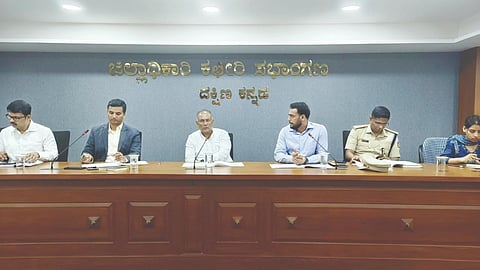 ಮಳೆಗಾಲ ಪೂರ್ವಸಿದ್ಧತೆ ಬಗ್ಗೆ ನಡೆದ ಸಭೆಯಲ್ಲಿ ಜಿಲ್ಲಾ ಉಸ್ತುವಾರಿ ಸಚಿವ ದಿನೇಶ್ ಗುಂಡೂರಾವ್, ಜಿಲ್ಲಾಧಿಕಾರಿ ಎಚ್.ವಿ ದರ್ಶನ್ ಉಪಸ್ಥಿತರಿದ್ದರು.