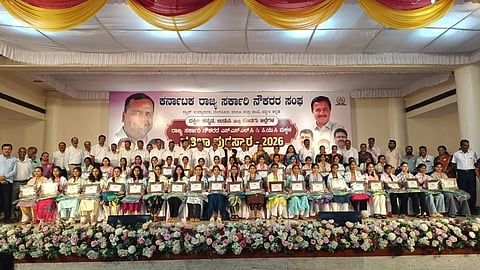 ರಾಜ್ಯ ಸರ್ಕಾರಿ ನೌಕರರ ಎಸ್‌ಎಸ್‌ಎಲ್‌ಸಿ ಮತ್ತು ಪಿಯುಸಿ ಮಕ್ಕಳ ಪ್ರತಿಭಾ ಪುರಸ್ಕಾರ ಸಮಾರಂಭ ಭಾನುವಾರ ಜರುಗಿತು. ಸಿ.ಎಸ್. ಷಡಕ್ಷರಿ, ಎನ್.ಆರ್. ದಾಮೋದರ ಶರ್ಮಾ, ಮಲ್ಲಿಕಾರ್ಜುನ ಬಿ. ಬಳ್ಳಾರಿ, ಎಸ್. ಬಸವರಾಜು ಇದ್ದರು.