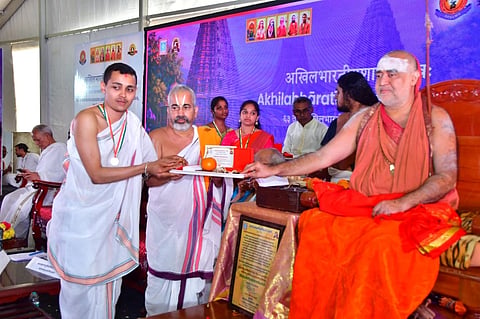 ಉಡುಪಿಯ ಎಸ್‌ಎಮ್‌ಎಸ್‌ಪಿ ಸಂಸ್ಕೃತ ಕಾಲೇಜಿನ ಡಿ.ಎಸ್‌. ವಾಸುದೇವ ತಂತ್ರಿ ಅವರು ಭಾರತೀಯ ಗಣಿತ ಶಲಾಕಾ ಸ್ಪರ್ಧೆಯಲ್ಲಿ ರಾಷ್ಟ್ರಮಟ್ಟದಲ್ಲಿ ಪ್ರಥಮ ಸ್ಥಾನ ಪಡೆದಿದ್ದು, ಸ್ವಾಮೀಜಿಗಳಿಂದ ಪುರಸ್ಕಾರ ಪಡೆದರು.