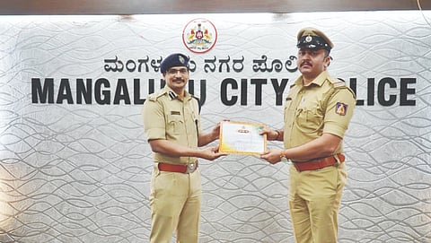 ಅತ್ಯುತ್ತಮವಾಗಿ ಕರ್ತವ್ಯ ನಿರ್ವಹಿಸಿ ಕಾರ್ಯದಕ್ಷತೆಯನ್ನು ಮೆರೆದ ಪೊಲೀಸ್ ಅಧಿಕಾರಿಗಳು ಮತ್ತು ಸಿಬ್ಬಂದಿಯನ್ನು ಪೊಲೀಸ್ ಆಯುಕ್ತ ಸುಧೀರ್ ಕುಮಾರ್ ರೆಡ್ಡಿ ಅವರು ನಗದು ಬಹುಮಾನ ಮತ್ತು ಪ್ರಶಂಸನಾ ಪತ್ರ ನೀಡಿ ಗೌರವಿಸಿದರು.