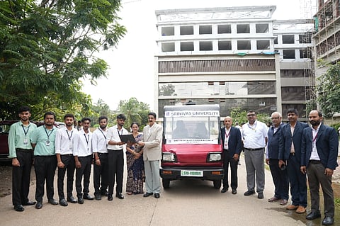 ಶ್ರೀನಿವಾಸ್ ವೆಹಿಕಲ್: ಶ್ರೀನಿವಾಸ್ ವಿವಿ ಇನ್‌ಸ್ಟಿಟ್ಯೂಟ್ ಆಫ್ ಇಂಜಿನಿಯರಿಂಗ್ ಆಂಡ್ ಟೆಕ್ನಾಲಜಿಯ ಇಂಜಿನಿಯರಿಂಗ್ ವಿದ್ಯಾರ್ಥಿಗಳು ಜಿಐ ಆಧಾರಿತ ಸ್ವಯಂಚಾಲಿತ ವಿದ್ಯುತ್ ವಾಹನ ತಂತ್ರಜ್ಞಾನದ ಕುರಿತು ಕುಲಾಧಿಪತಿ ಡಾ. ಎ. ಶ್ರೀನಿವಾಸ್ ರಾವ್ ಅವರಿಗೆ ವಿವರಿಸಿದರು. ಎ. ವಿಜಯಲಕ್ಷ್ಮೀ ಆರ್. ರಾವ್ ಇದ್ದರು.