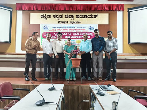ಜಿಲ್ಲೆಯ ಅನುಷ್ಠಾನ ಅಧಿಕಾರಿಗಳು, ಪಿಡಿಒಗಳಿಗೆ ತರಬೇತಿ ಕಾರ್ಯಾಗಾರ ನಡೆಯಿತು. ಸಿಇಒ ನವಡೆ ವಿನಾಯಕ ಕಾರ್ಭಾರಿ, ಮಹೇಶ್ ಅಂಬೆಕಲ್ಲು, ವಿಶ್ವನಾಥ್ ಬಿ. ಮತ್ತಿತರರಿದ್ದರು.