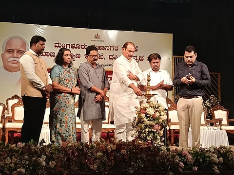 ಸೋಮವಾರ ಪುರಭವನದಲ್ಲಿ ನಡೆದ ಕುದ್ಮುಲ್‌ ರಂಗರಾವ್‌ ಅವರ ಜನ್ಮ ದಿನಾಚರಣೆ ಕಾರ್ಯಕ್ರಮವನ್ನು ವಿಧಾನ ಪರಿಷತ್‌ ಸದಸ್ಯ ಐವನ್‌ ಡಿಸೋಜಾ ಉದ್ಘಾಟಿಸಿದರು. ಶಾಸಕ ವೇದವ್ಯಾಸ್‌ ಕಾಮತ್‌, ನಿಗಮದ ಎಂ.ಎ. ಗಫೂರ್‌, ಶಾಲೆಟ್‌ ಪಿಂಟೋ, ಸ್ಟ್ಯಾನಿ ಆಲ್ವರಿಸ್‌ ಇದ್ದರು.
