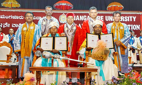  ಮಂಗಳೂರು ವಿವಿ 44ನೇ ಟಿಕೋತ್ಸವದಲ್ಲಿ ಅಕ್ಷರ ಸಂತ ಹರೇಕಳ ಹಾಜಬ್ಬ, ದೈವ ನರ್ತಕ ಡಾ.ರವೀಶ್ ಪಡುಮಲೆ ಅವರಿಗೆ ಗೌರವ ಡಾಕ್ಟರೇಟ್ ಪ್ರದಾನಿಸಲಾಯಿತು. ಥಾವರ್‌ಚಂದ್ ಗೆಹಲೋತ್, ಕ್ಯಾ.ಬ್ರಿಜೇಶ್ ಚೌಟ, ಪ್ರೊ.ಪಿ.ಎಲ್.ಧರ್ಮ ಇದ್ದರು.