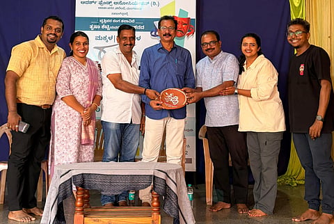 ಮಕ್ಕಳ ರಂಗ ಶಿಬಿರ ಉದ್ಘಾಟನಾ ಸಮಾರಂಭದಲ್ಲಿ ಫ್ರೆಂಡ್ಸ್ ಅಸೋಸಿಯೇಶನ್ ಅಧ್ಯಕ್ಷ ಅಶೋಕ್ ಕೋಟ್ಯಾನ್, ಕದ್ರಿ ಶ್ರೀ ಮಂಜುನಾಥ ದೇವಸ್ಥಾನ ಮೊಕ್ತೇಸರ ರಾಜೇಂದ್ರ ಚಿಲಿಂಬಿ ಉಪಸ್ಥಿತರಿದ್ದರು.