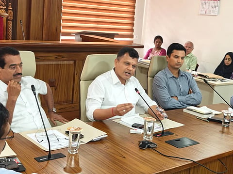  ಜೋಕಟ್ಟೆ ಎಂಆರ್‌ಪಿಎಲ್ ಹಸಿರು ವಲಯ ಭೂಸ್ವಾಧೀನಕ್ಕಾಗಿ ಜಿಲ್ಲಾಧಿಕಾರಿಗಳ ಕಚೇರಿಯಲ್ಲಿ ಸಂಸದ ಕ್ಯಾ. ಬ್ರಿಜೇಶ್ ಚೌಟ ಅವರ ನೇತೃತ್ವದಲ್ಲಿ ಸಭೆ ನಡೆಯಿತು. ಶಾಸಕ ಉಮಾನಾಥ ಕೋಟ್ಯಾನ್, ಜಿಲ್ಲಾಧಿಕಾರಿ ಮುಲ್ಲೈ ಮುಗಿಲನ್ ಇದ್ದರು.
