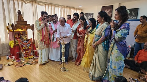 ಯಕ್ಷಗಾನ ಅಭ್ಯಾಸ ಕೇಂದ್ರ ಯುಎಇಯ 2026-27ನೇ ಸಾಲಿನ ನೂತನ ತರಗತಿಗಳ ಉದ್ಘಾಟನೆ ಮತ್ತು ಗುರು ಪೂಜೆ-, ಗುರು ವಂದನಾ ಕಾರ್ಯಕ್ರಮ ದುಬೈನ ಫಾರ್ಚೂನ್ ಕ್ಲಾಸಿಕ್‌ನಲ್ಲಿ ರವಿವಾರ ನಡೆಯಿತು. ಸಂತೋಷ್ ಭಟ್ ಎರ್ಮಾಳು, ಶೇಖರ್ ಡಿ. ಶೆಟ್ಟಿಗಾರ್ ಉಪಸ್ಥಿತರಿದ್ದರು.