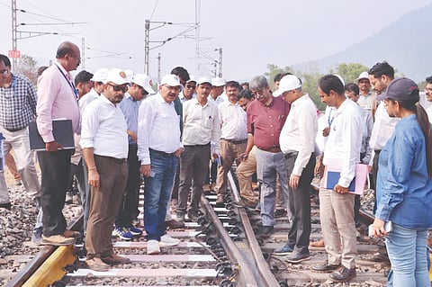  ಕೊಂಕಣ ರೈಲ್ವೆ ಕಾರ್ಪೊರೇಷನ್ ಲಿಮಿಟೆಡ್‌ನ ಅಧ್ಯಕ್ಷ ಹಾಗೂ ವ್ಯವಸ್ಥಾಪಕ ನಿರ್ದೇಶಕ ಸಂತೋಷ್ ಕುಮಾರ್ ಝಾ ಅವರ ನೇತೃತ್ವದಲ್ಲಿ ರೈಲ್ವೆ ಮಾರ್ಗದಲ್ಲಿ ಎದುರಾಗುವ ಸಮಾಲುಗಳ ಬಗ್ಗೆ ಸಮಗ್ರ ಪರಿಶೀಲನೆ, ಮೂಲಸೌಕರ್ಯ ಮತ್ತು ಸುರಕ್ಷತಾ ವ್ಯವಸ್ಥೆಗಳ ಸಿದ್ಧತೆಯನ್ನು ಪರಿಶೀಲಿಸಲಾಯಿತು.