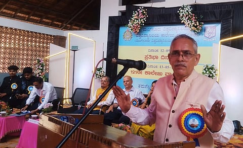 ಮಂಗಳೂರು ವಿಶ್ವವಿದ್ಯಾನಿಲಯ ಕಾಲೇಜಿನಲ್ಲಿ ಹಮ್ಮಿಕೊಳ್ಳಲಾಗಿದ್ದ 121ನೇ ಕಾಲೇಜು ವಾರ್ಷಿಕೋತ್ಸವ ಸಮಾರಂಭದಲ್ಲಿ ಮುಖ್ಯ ಅತಿಥಿಗಳಾಗಿ ಭಾರತೀಯ ಭೂಸೇನಾ ನಿವೃತ್ತ ಸೇನಾಧಿಕಾರಿ ಕರ್ನಲ್ ನಿತಿನ್ ಬಿಢೆ ಮಾತನಾಡಿದರು.  