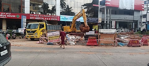  ಮಲ್ಲಿಕಟ್ಟೆ ಸಿಟಿ ಆಸ್ಪತ್ರೆ ಮುಂಭಾಗದಲ್ಲೇ ನಿಯಮ ಮೀರಿ ಬೃಹತ್ ಹೊಂಡ ತೋಡಲಾಗುತ್ತಿದ್ದು, ರೋಗಿಗಳು ಹಾಗೂ ವಾಹನ ಸವಾರರ ಜೀವಕ್ಕೆ ಕುತ್ತು ತಂದಿದೆ. ಇಂತಹ ಸೂಕ್ಷ್ಮ ಪ್ರದೇಶದಲ್ಲೇ ಅಪಾಯಕಾರಿ ಕೆಲಸ ನಡೆಯುತ್ತಿದ್ದರೂ ಅಧಿಕಾರಿಗಳು ಕಣ್ಣುಮುಚ್ಚಿ ಕುಳಿತಿರುವುದು ಸಾರ್ವಜನಿಕರ ತೀವ್ರ ಆಕ್ರೋಶಕ್ಕೆ ಕಾರಣವಾಗಿದೆ.