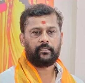  ಕರಾವಳಿ ಜಿಲ್ಲೆಗಳಲ್ಲಿ ಅಡಗಿರುವ ಅಕ್ರಮ ಬಾಂಗ್ಲಾ ಪ್ರಜೆಗಳನ್ನು ಪತ್ತೆ ಹಚ್ಚುವ ನಿಟ್ಟಿನಲ್ಲಿ ಪೊಲೀಸ್ ಇಲಾಖೆಗೆ ಸಂಪೂರ್ಣ ಸಹಕಾರ ನೀಡಲು ವಿಶ್ವ ಹಿಂದೂ ಪರಿಷತ್ ಸದಾ ಸಿದ್ಧವಿದೆ ಎಂದು ವಿಶ್ವ ಹಿಂದೂ ಪರಿಷತ್ ಕರ್ನಾಟಕ ದಕ್ಷಿಣ ಪ್ರಾಂತ ಸಹಕಾರ್ಯದರ್ಶಿ ಶರಣ್ ಕುಮಾರ್ ಪಂಪುವೆಲ್ ಪ್ರಕಟಣೆಯಲ್ಲಿ ತಿಳಿಸಿದರು.