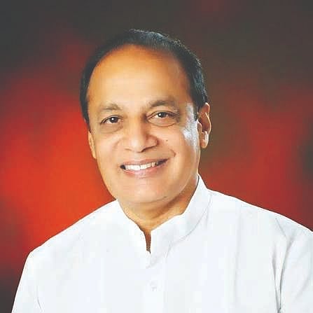 ದೇವರ ಹೆಸರನ್ನು ಬಳಸಿಕೊಂಡು ರಾಮ ಮಂದಿರದ ಕೋಟ್ಯಂತರ ರೂಪಾಯಿ ಹಣವನ್ನು ಲೂಟಿ ಮಾಡುವ ಮೂಲಕ ಬಿಜೆಪಿ ಭಕ್ತರಿಗೆ ಮಹಾ ದ್ರೋಹ ಎಸಗಿದೆ. ಈ ಹಿನ್ನೆಲೆಯಲ್ಲಿ ಹಾಲಿ ಟ್ರಸ್ಟ್ ಅನ್ನು ತಕ್ಷಣವೇ ವಜಾಗೊಳಿಸಿ, ಸುಪ್ರೀಂ ಕೋರ್ಟ್ ನಿವೃತ್ತ ನ್ಯಾಯಾಧೀಶರು ಹಾಗೂ ಶಂಕರಾಚಾರ್ಯ ಮಹಾಸ್ವಾಮೀಜಿಗಳನ್ನು ಒಳಗೊಂಡ ಹೊಸ ಟ್ರಸ್ಟ್ ರಚಿಸಬೇಕು ಮತ್ತು ಸುಪ್ರೀಂ ಕೋರ್ಟ್ ಉಸ್ತುವಾರಿಯಲ್ಲಿ ಸಿಬಿಐ ತನಿಖೆ ನಡೆಸಬೇಕು ಎಂದು ಮಾಜಿ ಸಚಿವ, ಕೆಪಿಸಿಸಿ ಪ್ರಚಾರ ಸಮಿತಿ ಅಧ್ಯಕ್ಷ ವಿನಯ ಕುಮಾರ್ ಸೊರಕೆ ಹೇಳಿದರು.