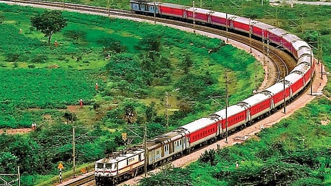  ಭಾರಿ ಮಳೆ ಹಾಗೂ ಕಠಿಣ ಭೂಪ್ರದೇಶದ ಸವಾಲುಗಳ ನಡುವೆಯೂ ಪ್ರಯಾಣಿಕರ ಸುರಕ್ಷತೆ ಮತ್ತು ಸುಗಮ ರೈಲು ಸಂಚಾರವನ್ನು ಖಚಿತಪಡಿಸಿಕೊಳ್ಳಲು ಕೊಂಕಣ ರೈಲ್ವೆ ನಿಗಮ 2026ರ ಮುಂಗಾರು ಹಂಗಾಮಿಗೆ ವ್ಯಾಪಕ ಸಿದ್ಧತೆಗಳನ್ನು ಮಾಡಿಕೊಂಡಿದೆ.