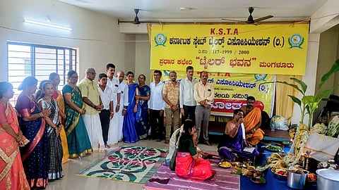  ಕರ್ನಾಟಕ ರಾಜ್ಯ ಟೈಲಸ್ಸ್ ಅಸೋಶಿಯೇಷನ್ ಮಂಗಳಾದೇವಿ ವಲಯ ಸಮಿತಿಯಿಂದ 27ನೇ ವರ್ಷದ ವಾರ್ಷಿಕೋತ್ಸವ ಕಾರ್ಯಕ್ರಮ ಹಾಗೂ ವಿಶೇಷ ಪೂಜೆ ಗೋರಿಗುಡ್ಡದಲ್ಲಿರುವ ಪ್ರಧಾನ ಕಚೇರಿ ಟೈಲರ್ ಭವನದಲ್ಲಿ ನಡೆಯಿತು.