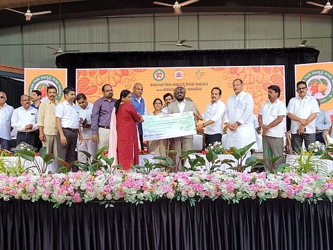 ಕೆರೆಕಟ್ಟೆ ಪ್ರದೇಶ ಸೇರಿದಂತೆ ಕುದುರೆಮುಖ ಅರಣ್ಯದಿಂದ ಸ್ವಯಂ ಪ್ರೇರಿತರಾಗಿ ಹೊರಬರಲು ಅರ್ಜಿ ಸಲ್ಲಿಸಿದ್ದ ಕುಟುಂಬಗಳಿಗೆ ಅರಣ್ಯ, ಜೀವಿಶಾಸ್ತ್ರ ಮತ್ತು ಪರಿಸರ ಸಚಿವ ಈಶ್ವರ ಬಿ ಖಂಡ್ರೆ ಪರಿಹಾರ ಚೆಕ್ ವಿತರಿಸಿದರು.    