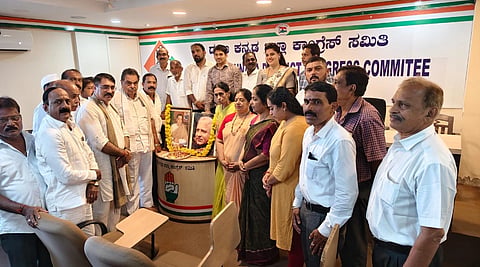  ಭಾರತದ ಮಾಜಿ ಪ್ರಧಾನಿ ದಿವಂಗತ ರಾಜೀವ್ ಗಾಂಧಿ ಹಾಗೂ ಕರ್ನಾಟಕದ ಮಾಜಿ ಮುಖ್ಯಮಂತ್ರಿ ದಿವಂಗತ ಡಿ. ದೇವರಾಜ ಅರಸು ಅವರ ಜನ್ಮ ಜಯಂತಿ ಆಚರಣೆ ಕಾಂಗ್ರೆಸ್ ಜಿಲ್ಲಾ ಕಚೇರಿಯಲ್ಲಿ ನಡೆಯಿತು. 