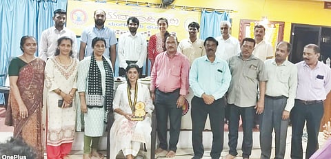  ಯುವವಾಹಿನಿ ಸಭಾಂಗಣದಲ್ಲಿ ನಡೆದ ವಿಶ್ವ ಬಾಲ ಕಾರ್ಮಿಕ ಪದ್ಧತಿ ವಿರೋಧಿ ದಿನದ ಕುರಿತು ಕಾನೂನು ಅರಿವು ಕಾರ್ಯಕ್ರಮದಲ್ಲಿ ವಕೀಲೆ ಅರೋಲಿನ್ ಡಿ’ಸೋಜಾ ಅವರನ್ನು ಸನ್ಮಾನಿಸಲಾಯಿತು
