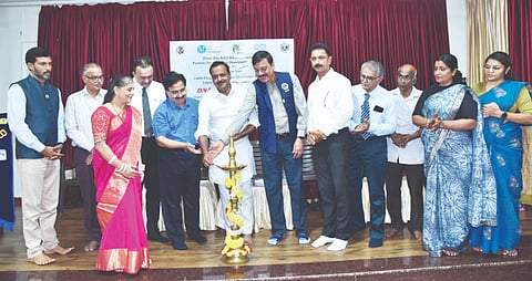 ಲಯನ್ಸ್ ಅಶೋಕ ಸೇವಾ ಭವನದಲ್ಲಿ ವಿವಿಧ ಸಂಘಸಂಸ್ಥೆಗಳ ಸಹಯೋಗದಲ್ಲಿ ನಡೆದ ಡಿ.ಎನ್.ಎ. ಕರಾವಳಿ ಧ್ವನಿ ಕಾರ್ಯಕ್ರಮವನ್ನು ಆರೋಗ್ಯ ಸಚಿವ ಯು.ಟಿ.ಖಾದರ್ ಉದ್ಘಾಟಿಸಿದರು.