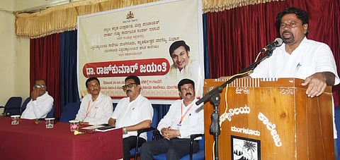ವಿಶ್ವವಿದ್ಯಾನಿಲಯ ಕಾಲೇಜಿನಲ್ಲಿ ನಡೆದ ಡಾ.ರಾಜ್‌ಕುಮಾರ್ ಅವರ 97ನೇ ಜನ್ಮ ದಿನಾಚರಣೆ ಕಾರ್ಯಕ್ರಮ ಉದ್ಘಾಟಿಸಿ ಕರಾವಳಿ ಅಭಿವೃದ್ಧಿ ಮಂಡಳಿ ಅಧ್ಯಕ್ಷ ಎಂ.ಎ ಗಫೂರ್ ಮಾತನಾಡಿದರು.