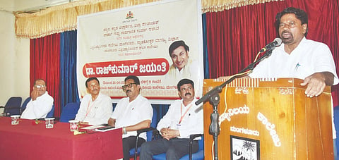 ವಿಶ್ವವಿದ್ಯಾನಿಲಯ ಕಾಲೇಜಿನಲ್ಲಿ ನಡೆದ ಡಾ.ರಾಜ್‌ಕುಮಾರ್ ಅವರ 97ನೇ ಜನ್ಮ ದಿನಾಚರಣೆ ಕಾರ್ಯಕ್ರಮ ಉದ್ಘಾಟಿಸಿ ಕರಾವಳಿ ಅಭಿವೃದ್ಧಿ ಮಂಡಳಿ ಅಧ್ಯಕ್ಷ ಎಂ.ಎ ಗಫೂರ್ ಮಾತನಾಡಿದರು.  